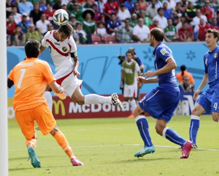 Bryan Ruiz scores against Italy