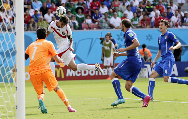 Bryan Ruiz scores against Italy