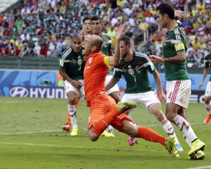 Arjen Robben penalty Holland v Mexico