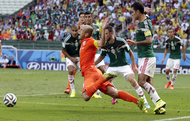 Arjen Robben penalty Holland v Mexico