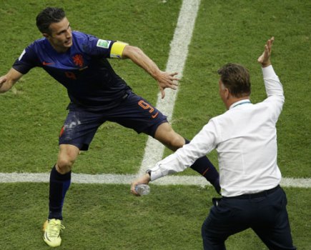 Luis Van Gaal congratulates Robin Van Persie