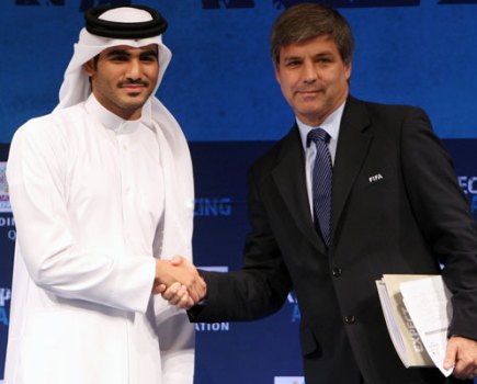 Harold Mayne-Nicholls, right, shakes hands with Sheik Mohammed bin Hamad bin Khalifa Al Thani