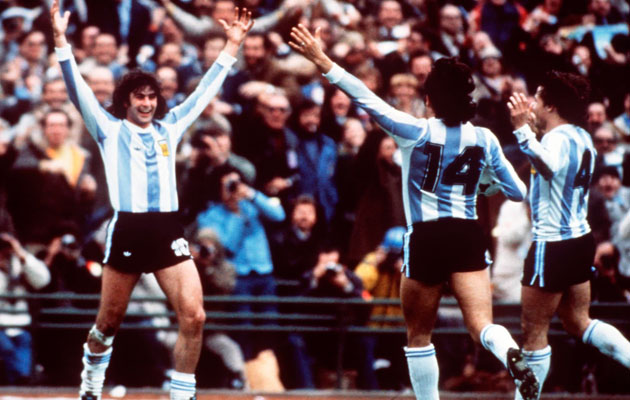 World Cup Top Scorer Mario Kempes Donated a Argentina Jersey