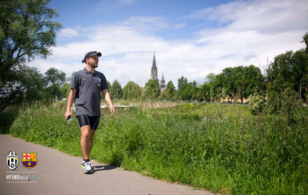 Juventus fan walks to Champions League final