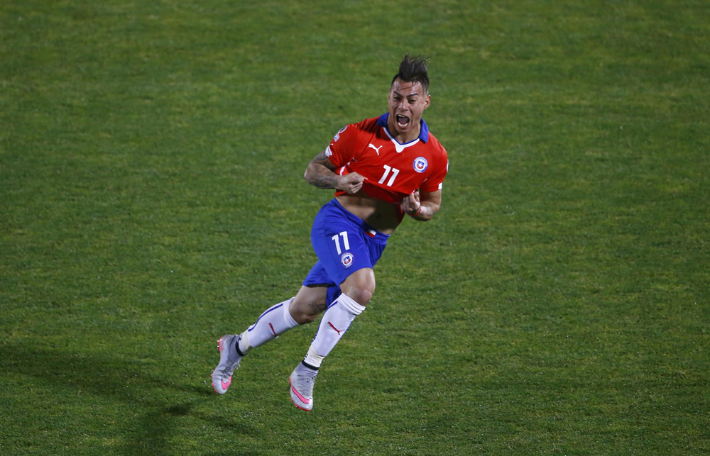 Eduardo Vargas' dipping shot takes Chile in to Copa Final World Soccer