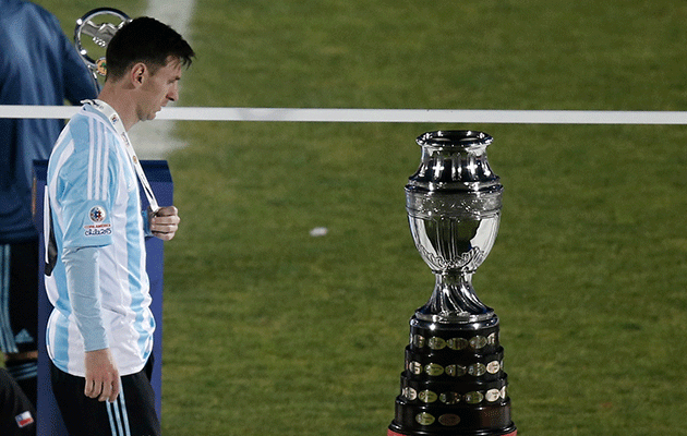 Lionel Messi copa trophy