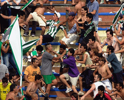 Argentina fans fight