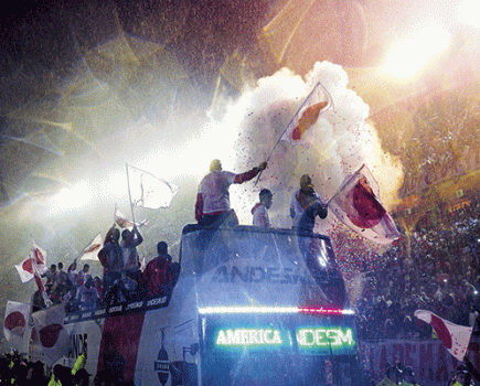 River Plate fans welcome team