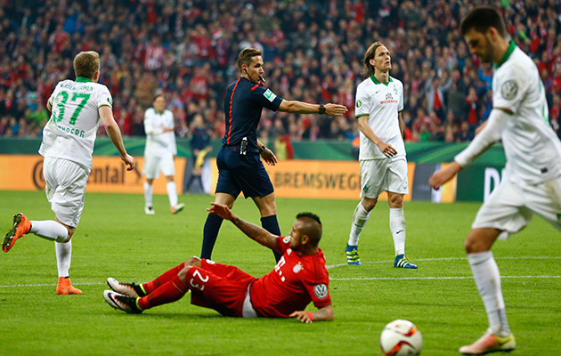 Arturo Vidal dive