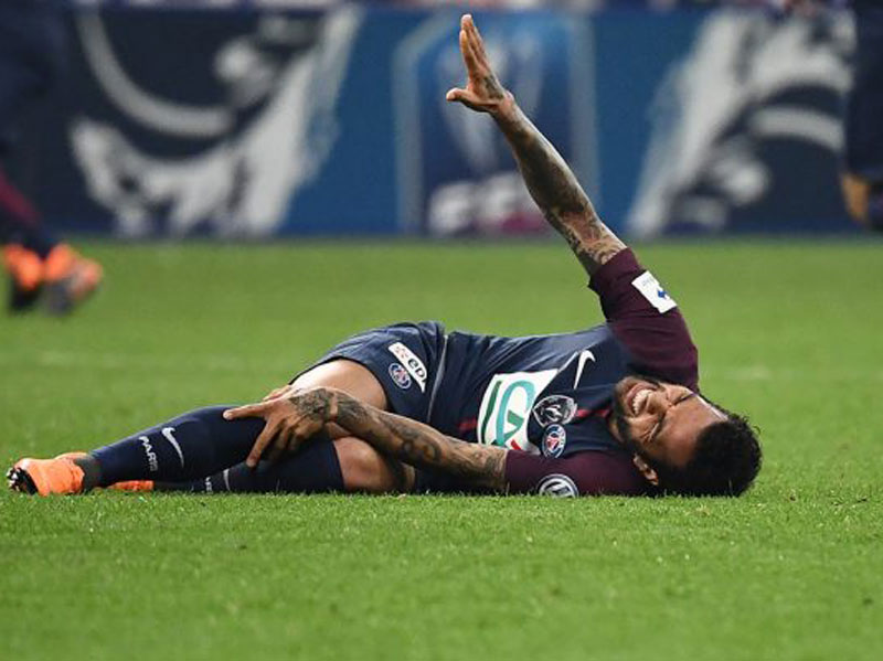 Dani Alves Injury Opens the Door for Another Right-back