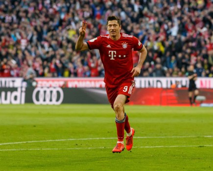 Bayern Smash Dortmund To Go Top